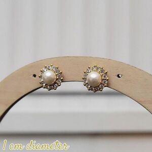 Vtg faux pearl and rhinestone gold tone sunburst studs